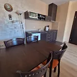 Royal Towers Thea Apartment, Modern Renovated Bathroom 아파트 반스코