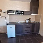 Royal Towers Thea Apartment, Modern Renovated Bathroom 아파트 *
