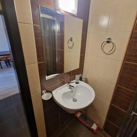 Royal Towers Thea Apartment, Modern Renovated Bathroom 아파트