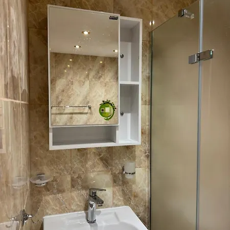 Royal Towers Thea Apartment, Modern Renovated Bathroom Appartement