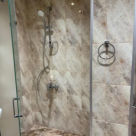 Royal Towers Thea Apartment, Modern Renovated Bathroom Daire *