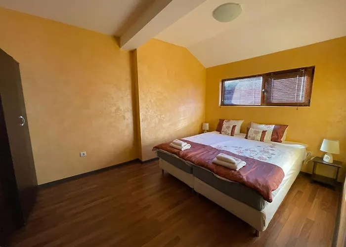 Royal Towers Thea Apartment, Modern Renovated Bathroom Apartamento *