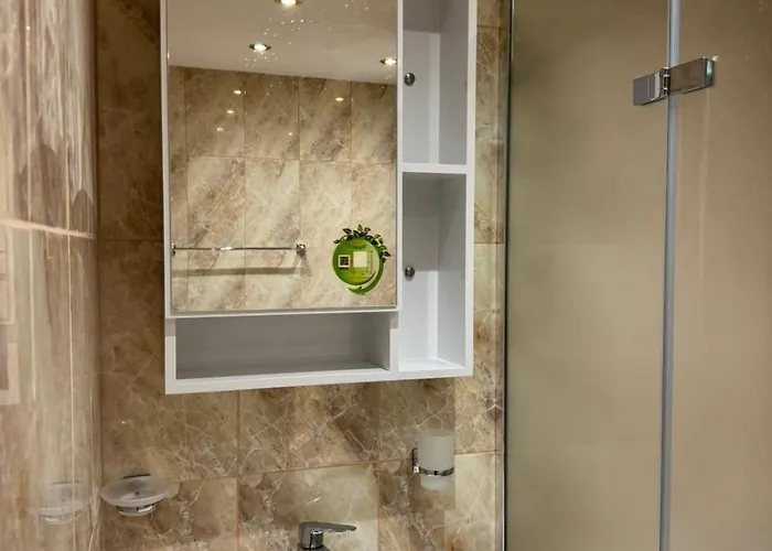 Royal Towers Thea Apartment, Modern Renovated Bathroom Apartamento