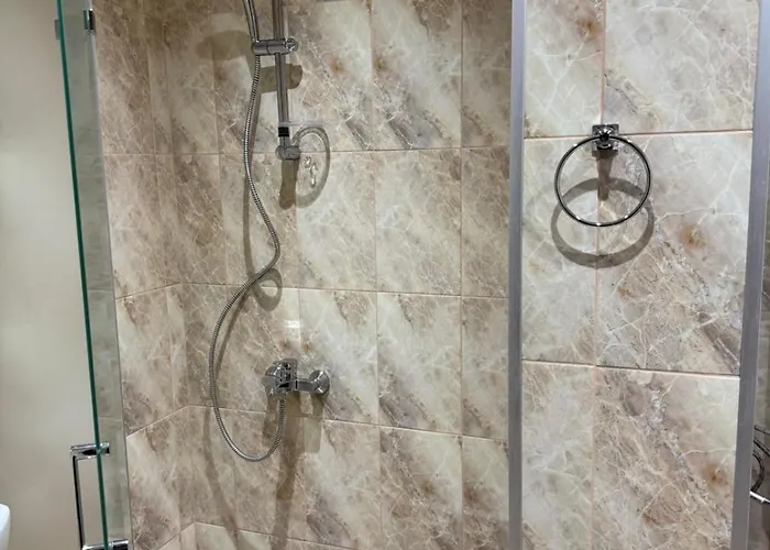 Royal Towers Thea Apartment, Modern Renovated Bathroom Apartamento *